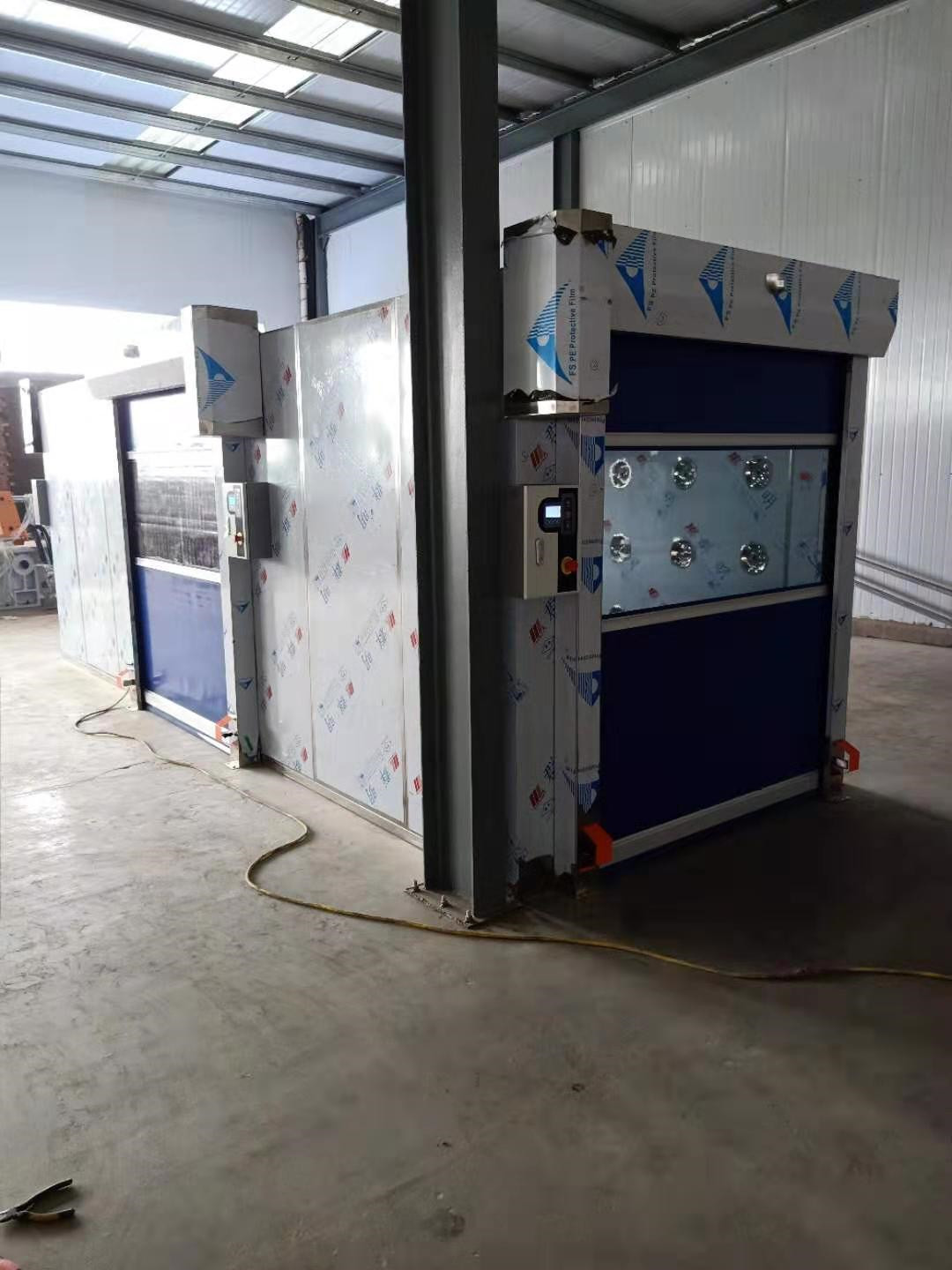 【石嘴山風淋室】多人風淋室門合適是多少人的裝配車間？